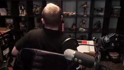 Šéf noční směny Íránské protivzdušné obrany Habíb Vaziri 8.1.2020 zachycen na bezpečnostní kameře před sestřelením letu 752.