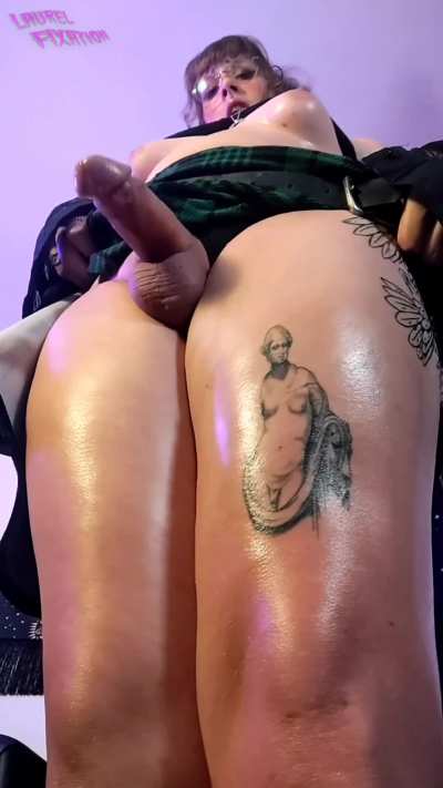 Goth girl cums hands free