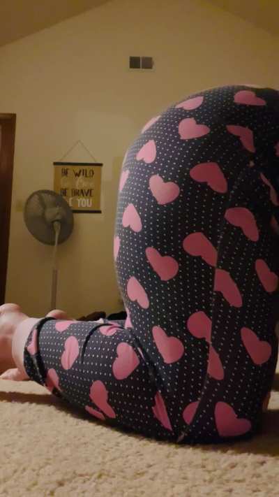 Thanksgiving dinner fart 💨 for my boy toys. I plan to burn out your nose hairs all day with my gas. You ready?? 😉 😈 