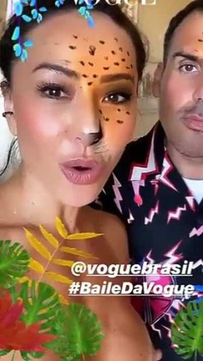 Sabrina Sato mostrando a parte do seio