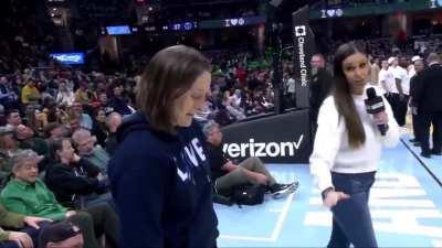 [Highlight] Cavs fan sinks a 94-foot putt and wins $10,000