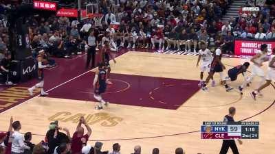 [Highlight] Julius Randle reaggravates ankle injury and it looks to be serious. He left to the locker room