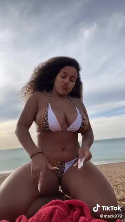 Anybody has her OF content?