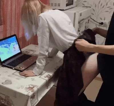 Follandosela mientras Juega