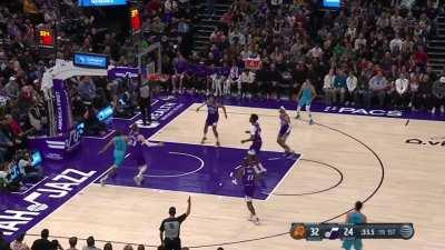 [Highlight] Booker pulls up for 3 to make it 18 points in the first quarter!