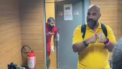 Gabigol manda beijinho pra Dorival Jr durante coletiva