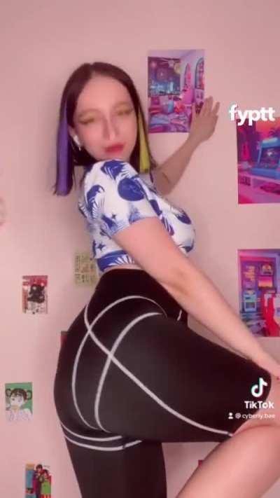 Thick ass girl does buss it challenge 