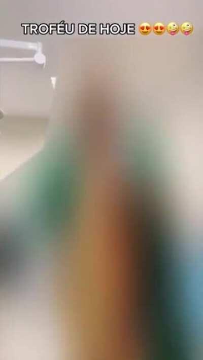 Imagina jogar no lixo a carreira porque quer ser famosa no tiktok. Por algum motivo, a cirurgiã Caren Trisólio acreditou que seria uma boa ideia fazer vídeos engraçadinhos no tiktok, dançando e expondo a pele dos seus paciente. O CRM-SP não achou tão engr