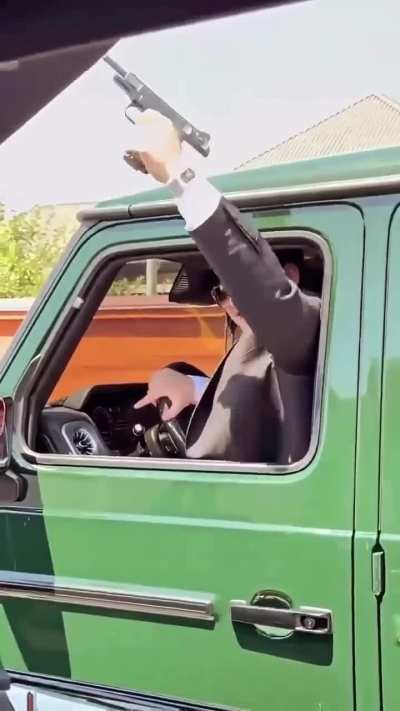 Свадьба в Малиновке? Нет, брат, это Грозный.
Тут не гармошка и самогон, а часы за $27 миллионов, пистолет Стечкина, и Гелендваген в шлейфе из охраны, и «жених» Адам Кадыров. Да-да, тот самый, будущий падишах Чечни. А ты чего добился, чмобик?