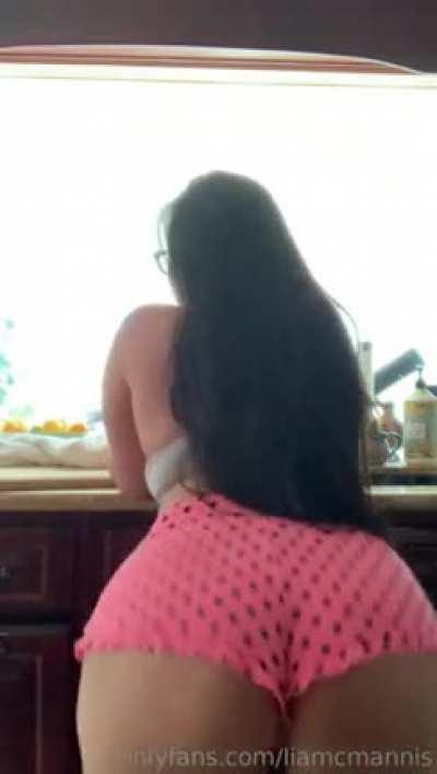 Lia shaking that ass