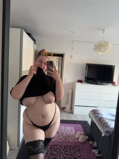 Flashing my pretty pussy under water while swimming