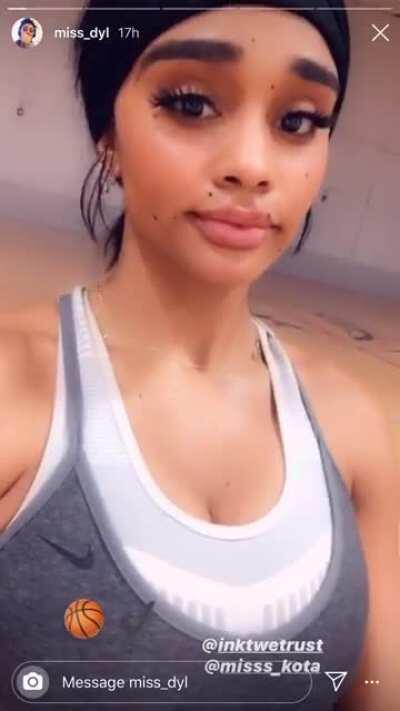 Permanent beauty mark tattoos on her face? Hmmmm.....what y’all think?