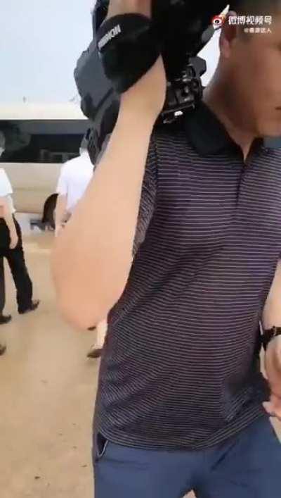 河南洪水，领导到安阳视察，这货智商不够，至少遛达一圈再走，摄像也不行，撤得太快，下车拍个照就走了