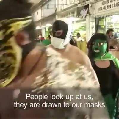 Precisamos de uma iniciativa dessas por aqui, lutadores mexicanos impõem o uso de máscaras.