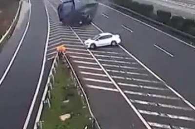 Driver narrowly avoids missing exit