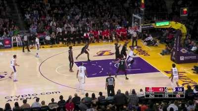 [Highlight] LeBron posts up, makes the 360 layup