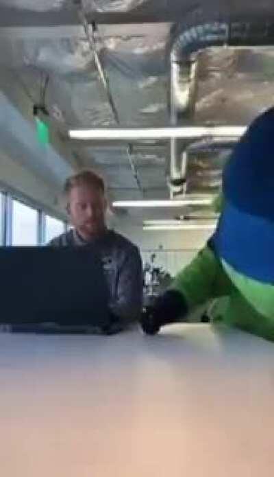 :O magina se pega no olho :O