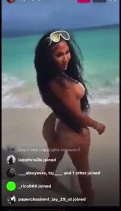 Ari Fletcher showing big cakes twerking