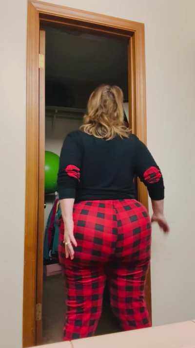 I just let out the loudest farts while having your face shoved into my Milf Ass and you didn’t even flinch. Good boy. Beg me to do it again. 💨 😈