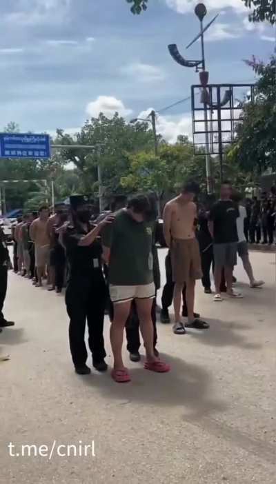 缅北向中国移交电诈人员的现场，很多人都是打着光身，作案工具也一并移交