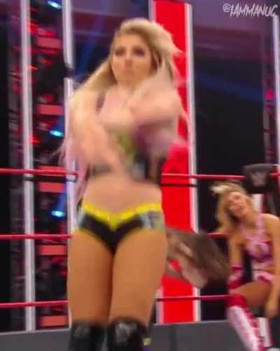 ICONIC POSE!! 😜🖤