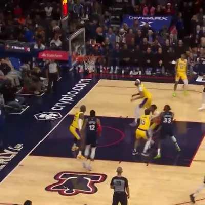 [Highlight] Embiid goes between his own legs for the assist to Maxey