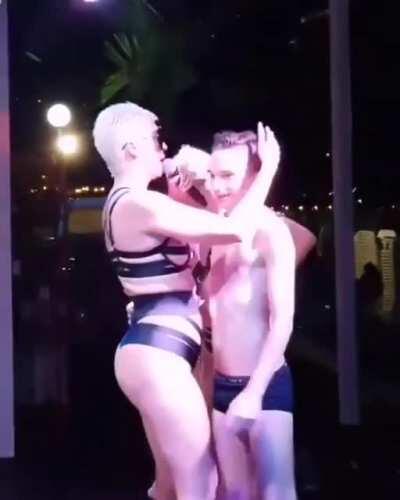 Оп! Де ће рука!?