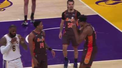 [Highlight] LeBron James Puts On Wendell Carter Jr.'s Goggles After He Drops Them