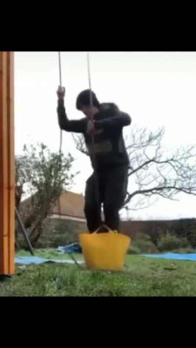 Tried 100 times in my childhood but now ik this gravity will never let you lift up yourself by your own.