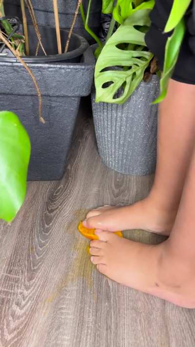 Who wants some juice 🦶🍊