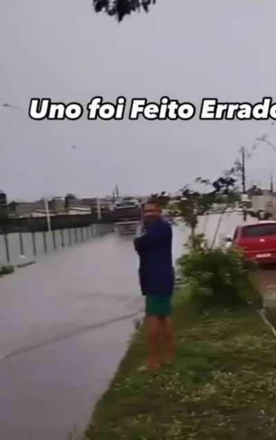 Uno foi feito errado.