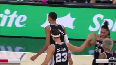 [Highlight] Victor Wembanyama dunking over his own teammate (w replay)