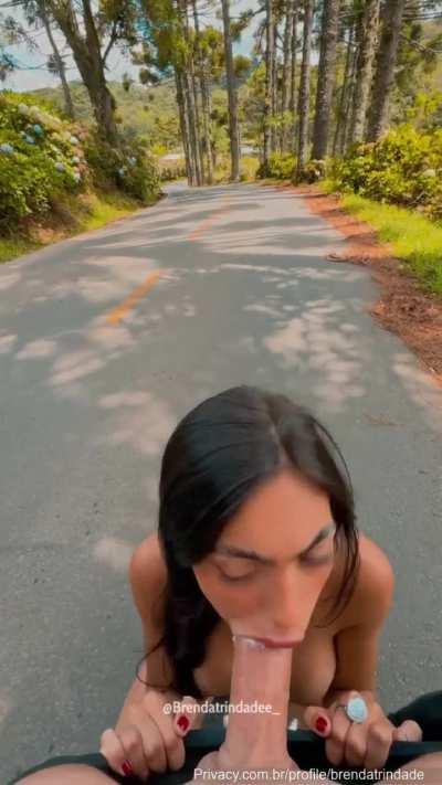 Brenda Trindade pagando boquete ao ar livre