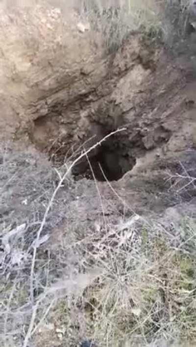 хвърляне на камък във изоставена минна шахта сигурно е дълбока 150метра