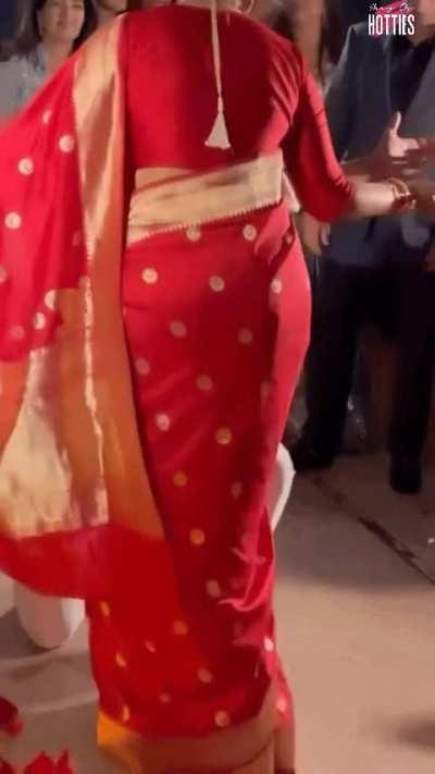 Newly Wed Raand Dulhan Sonakshi Sinha Literally Grinding her Phat Ass in front of all Baratis. Need all Baratis to even Waiters to take turns over Buttfucking and Anal Gaping Moti Gaand of This Bhains. Fir se wahi bolunga. Shaadi chaahe jitna karle Raand 