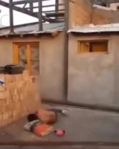 That cement bag weighs 50 kg!