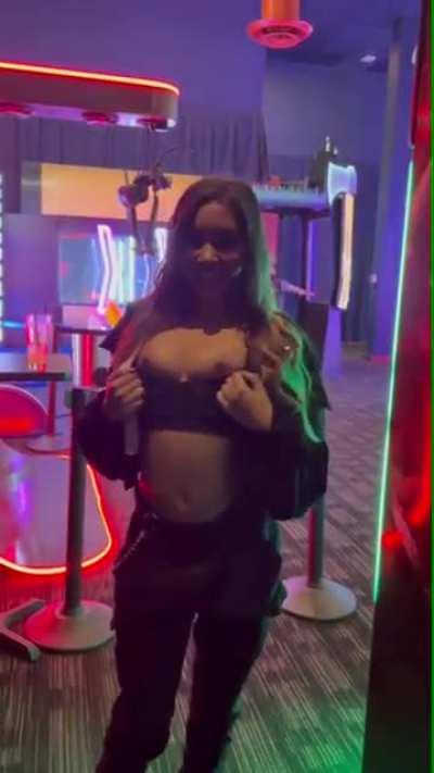 SOUTHEND SLUT GETS HER TITS OUT IN THE ARCADE😈😍