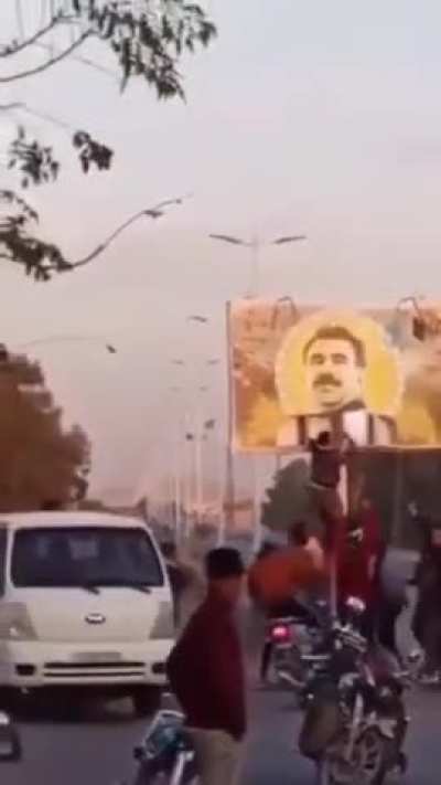 YPG kontrolü altındaki Rakka şehrinde ayaklanan yerel Arap halkı, YPG'lilerin astığı dev Öcalan posterini yırtıyor.