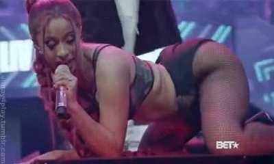 Kinda feel like I should become a Cardi B stan 😍