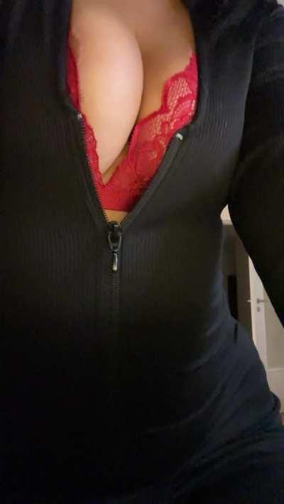 the zipper is stuck...do you have a hand free to help me?😉