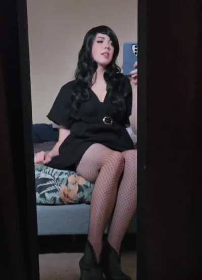 Trying out black hair 🖤 What do you think? 💁🏻‍♀️