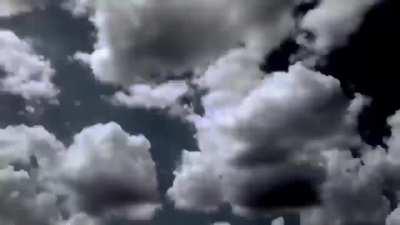 14enne edgy che si gode di un bacio di 2 streghe lesbo e non dell'eruzione di un supervulcano