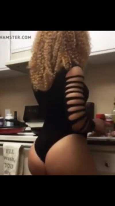 Lorraine twerking and cooking