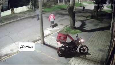 Delivery se defiende de chorros con machete