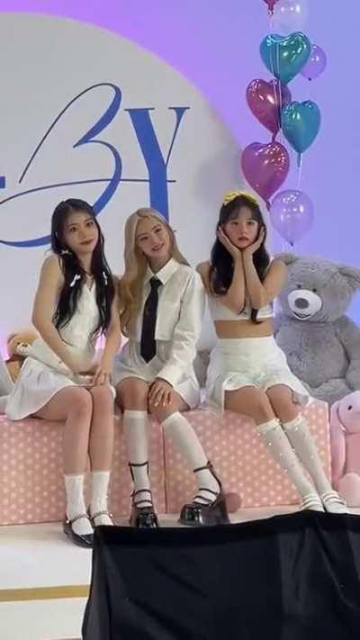 [230708] Yeseo, Yujin & Xiaoting Twitter update: Kep1er JAPAN CONCERT TOUR 2023 <FLY-BY> Official Goodsâ¤ï¸ð [Behind The Scenes]