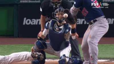 [Highlight] [Highlight] Taisei Ota nearly hits Mike Trout with an inside pitch, but it catches the knob of the bat for strike one.