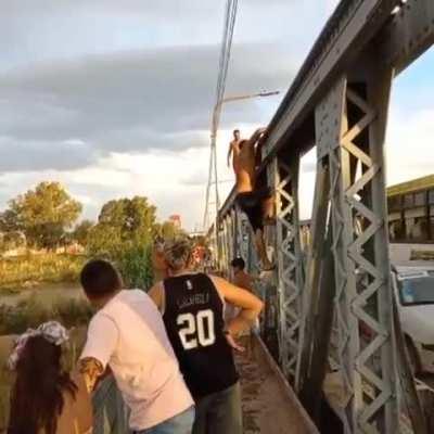 Mendoza: Joven quiso impresionar a sus amigos tirándose al río desde un puente y terminó dándose terrible palo