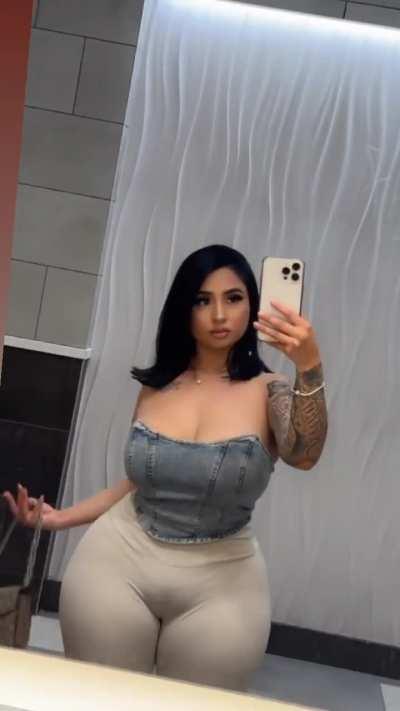 That 🐱 is fatter than her ass