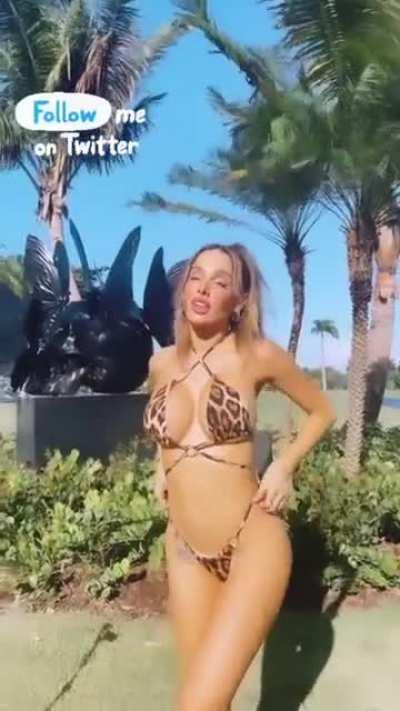 Lyna Perez (@lynaritaa)