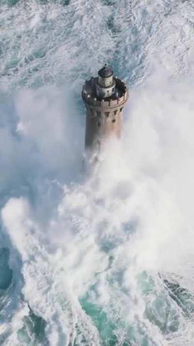 Massive Waves Higher Than Lighthouse